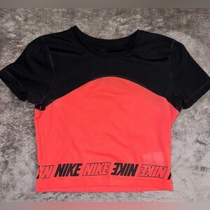 Super cute Nike spandex and mesh crop top!😍